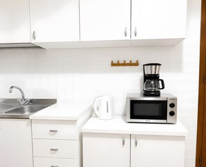 Coffee/tea maker, fridge, microwave, electric kettle - Apartment 'Rialto Rooms' with Wi-Fi (Venice)
