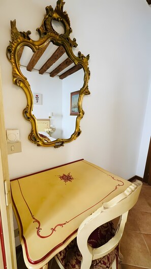 Interior - Apartment 'Rialto Rooms' with Wi-Fi (Venice)