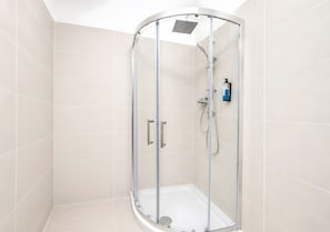 Shower, hair dryer, towels - Apartment 'Rialto Rooms' with Wi-Fi (Venice)