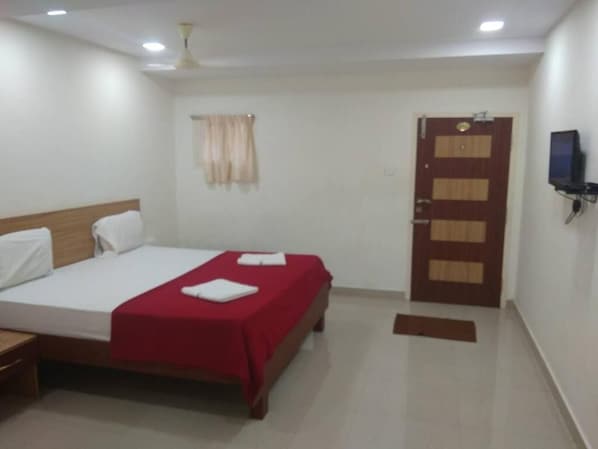 Standard Double Room | Iron/ironing board (on request), WiFi (free) - Raya's Inn (Kumbakonam)
