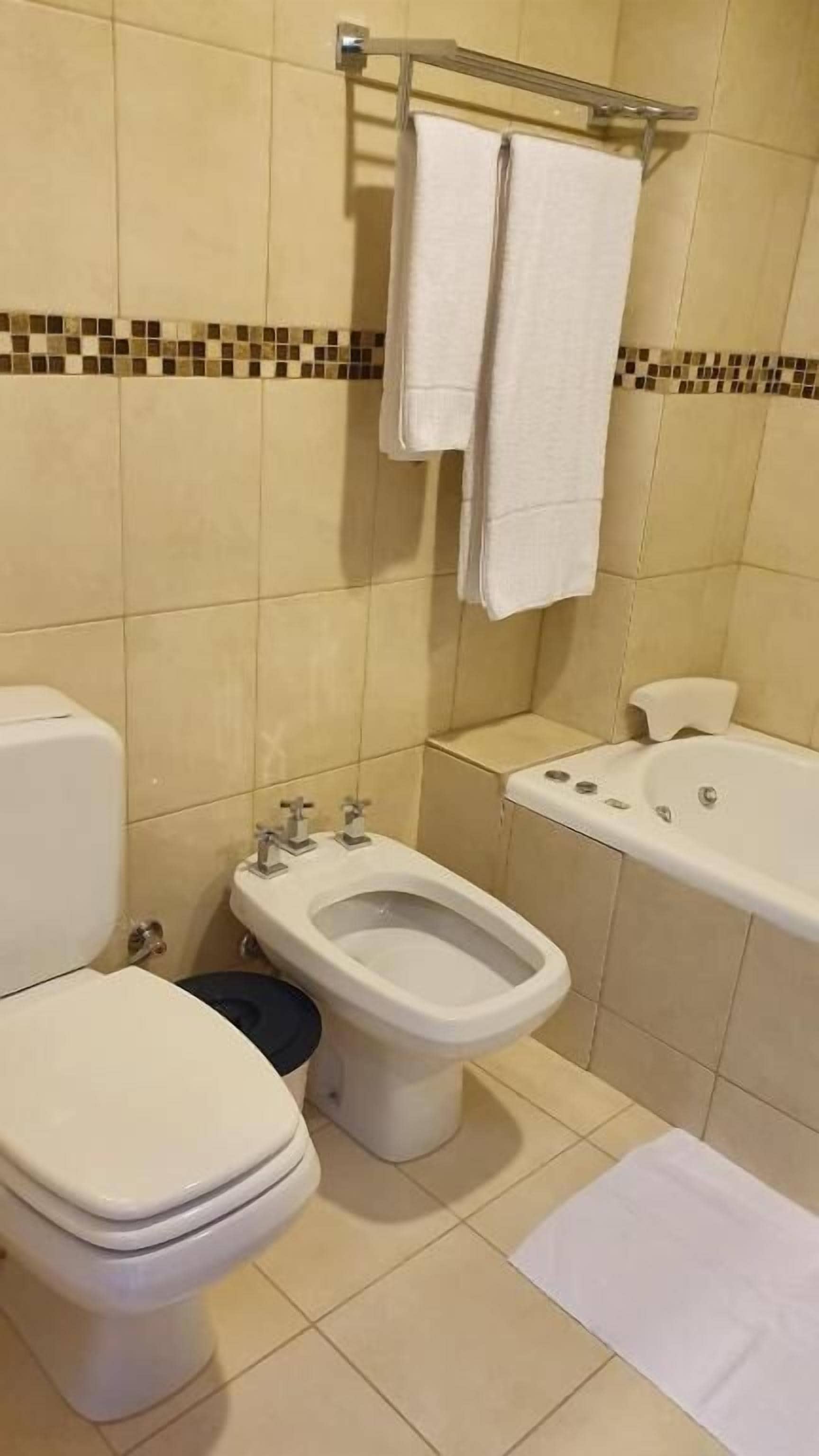 Ein Badezimmer mit Toilette, Bidet und Badewanne.