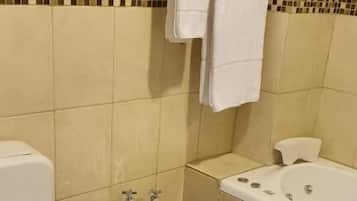 Ein Badezimmer mit Toilette, Bidet und Badewanne.