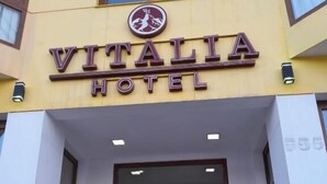 The entrance to the Vitalia Hotel with a clear sign above the doors. - Hotel Vitalia (Ushuaia)