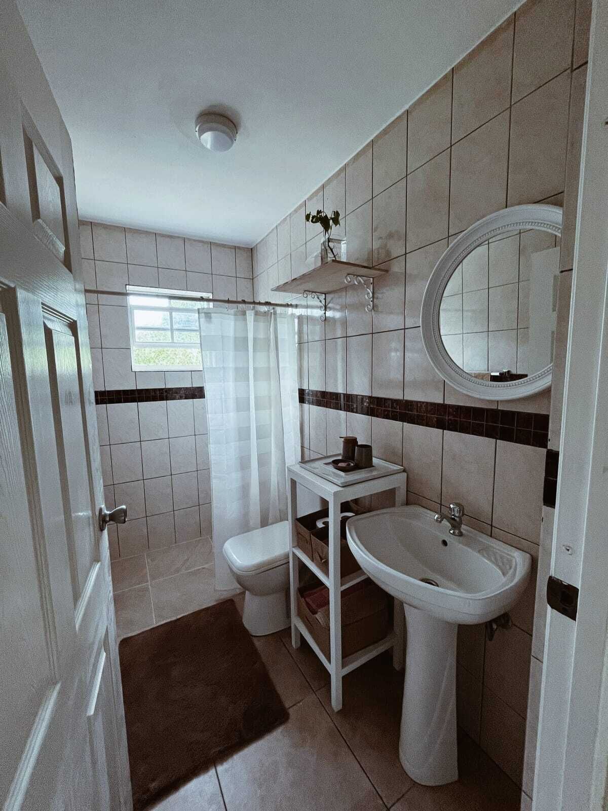 Een douche, een haardroger, handdoeken, zeep