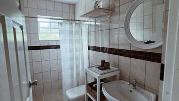 Een douche, een haardroger, handdoeken, zeep