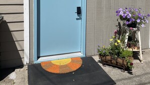 A blue door with a bird and wreath sticker, a mailbox, and a number '403' on the wall. - Cozy Coach House: just minutes to CMU and Soaring Eagle Casino (Mount Pleasant)