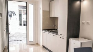 Een moderne keuken met een spoelbak, kasten en een koelkast.