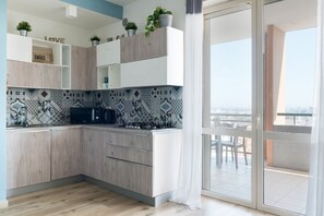 Wasserkocher mit Kaffee-/Teezubehör, Kühlschrank, Mikrowelle, Ofen