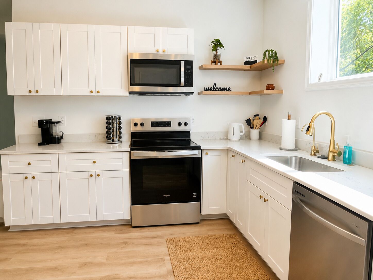 Coffee/tea maker, fridge, microwave, oven