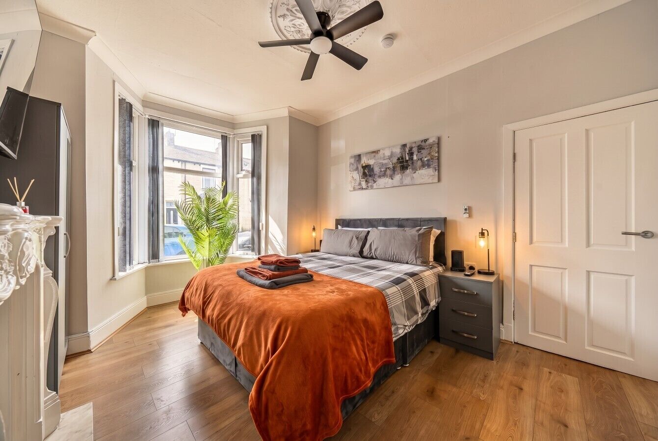 4 bedrooms, desk, iron/ironing board, WiFi