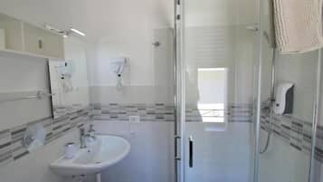 Phòng 3 | Phòng tắm | Buồng tắm vòi sen, máy sấy tóc, khăn tắm, xà phòng