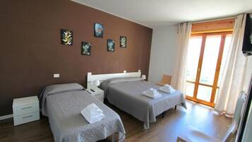 Triple Room | Iron/ironing board, free WiFi