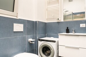 Shower, hair dryer, bidet, towels - Febe Apartment 2 by Wonderful Italy (Bari)