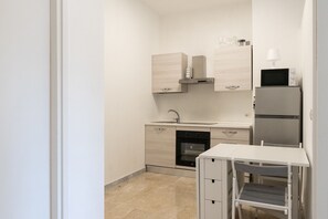 Coffee/tea maker, fridge, microwave, oven - Febe Apartment 2 by Wonderful Italy (Bari)