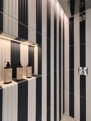 Deluxe Room, City View | Bathroom | Free toiletries, hair dryer, slippers, towels - 336 Saint Honoré By Chapitre Collection (Paris)