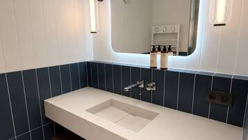 Deluxe Room, City View | Bathroom