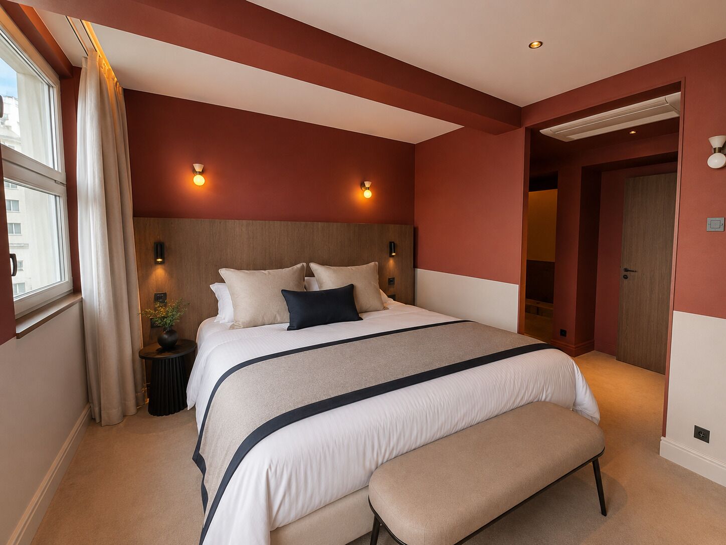 Luxe beddengoed, een kluis op de kamer, een bureau, een laptopwerkplek