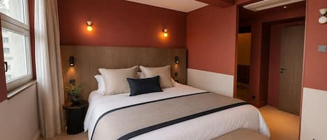 Premium bedding, in-room safe, desk, laptop workspace