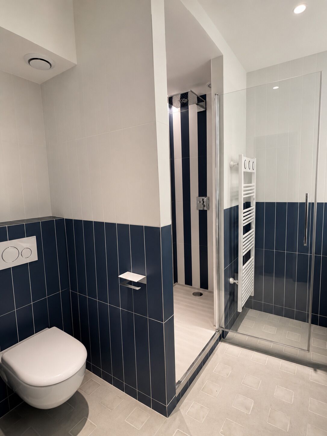 Habitación Deluxe, vista a la ciudad | Baño | Amenidades de baño gratuitas, secadora de cabello, pantuflas, toallas 