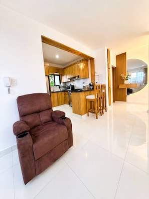 Apartment, 3 Schlafzimmer, Balkon | Wohnzimmer