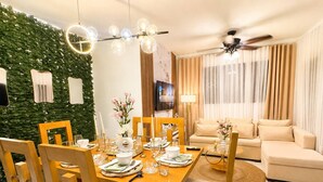 Apartemen, 3 kamar tidur, balkon | Ruang makan