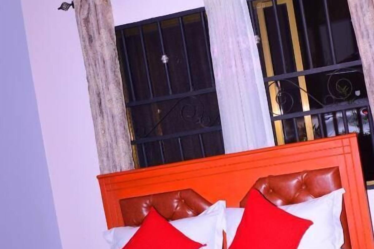 Caja de seguridad en la habitación y escritorio 