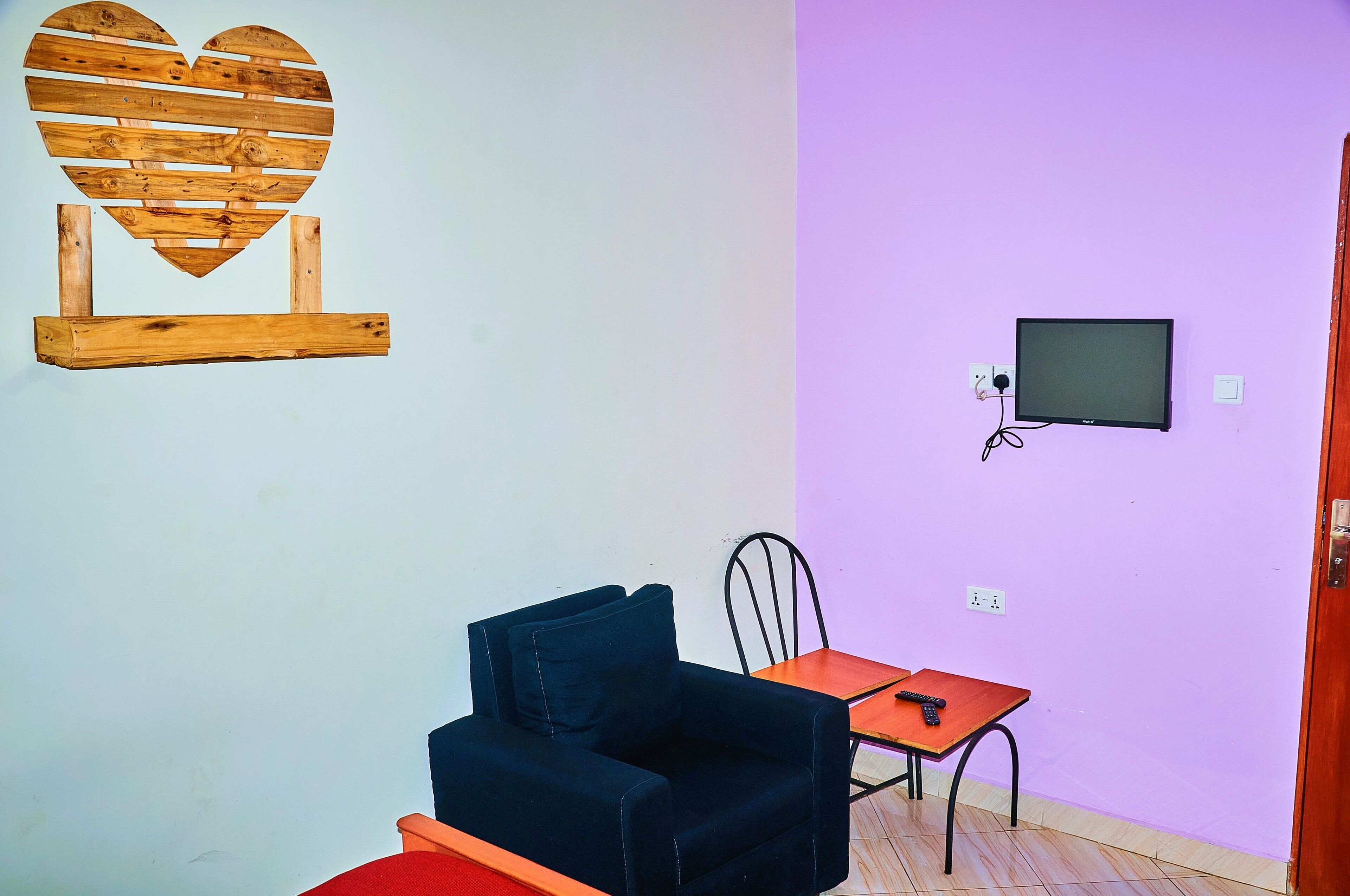 Een kluis op de kamer, een bureau, geluiddichte muren