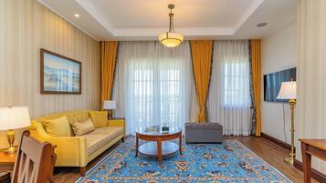 Family Suite, Lake View | Living area