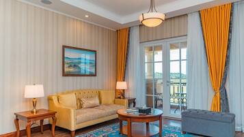 Family Suite, Lake View | Living area