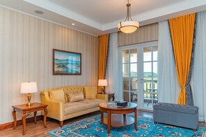 Suite familiar, vista al lago | Área de sala de estar