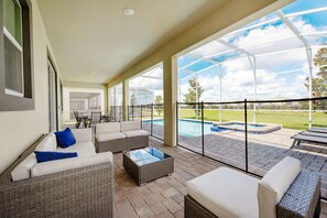 Ferienhaus, Terrasse, Blick auf den Innenhof | Pool | 2 Außenpools