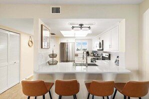 Wasserkocher mit Kaffee-/Teezubehör, Kühlschrank, Mikrowelle, Ofen