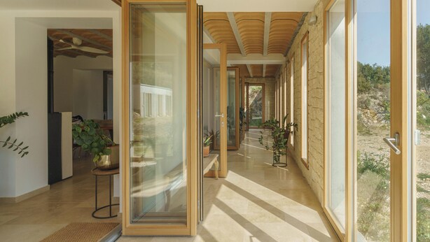 A modern interior with a glass door leading to a balcony, a wooden ceiling, and a view of the outdoors. - A quiet home, between Provence and the Calanques (Simiane-Collongue)