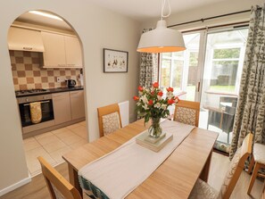 Dining - 7 Cwrt Y Cadno (Llantwit Major)