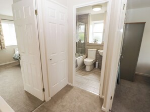 Shower - 7 Cwrt Y Cadno (Llantwit Major)