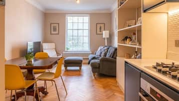 Apartment, Multiple Beds, Kitchen, City View (Devonshire St) | Interior