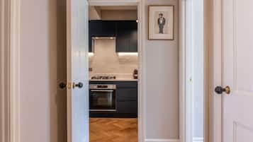 Apartment, Multiple Beds, Kitchen, City View (Devonshire St) | Private kitchen
