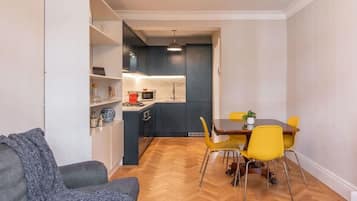 Apartment, Multiple Beds, Kitchen, City View (Devonshire St) | Interior