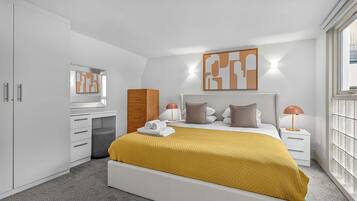 Apartemen, 1 Tempat Tidur King dengan tempat tidur Sofa, patio, pemandangan kota (Bateman St 14, 2) | 1 kamar tidur