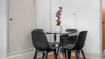 Appartement, 1 kingsize bed met slaapbank, patio, uitzicht op stad (Bateman St 14, 2) | Dineren