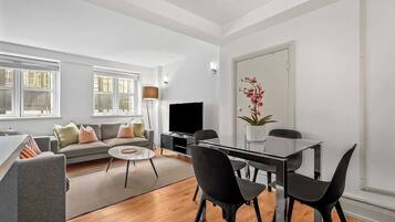 Appartement, 1 kingsize bed met slaapbank, patio, uitzicht op stad (Bateman St 14, 2) | Woonruimte