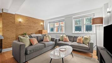 Appartement, 1 très grand lit et 1 canapé-lit, patio, vue ville (Bateman St 14, 2) | Coin séjour
