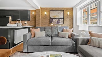 Apartemen, 1 Tempat Tidur Double dengan tempat tidur Sofa, dapur (Bateman St 14, 3) | Area keluarga