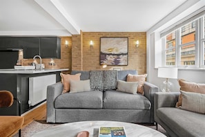 Căn hộ, 1 giường đôi và sofa giường, bếp, quang cảnh thành phố (Bateman St 14, 3) | Khu phòng khách