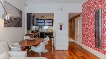 Apartment, 1 Double Bed with Sofa bed, Kitchen, City View (Fitzroy St 39B) | Dining