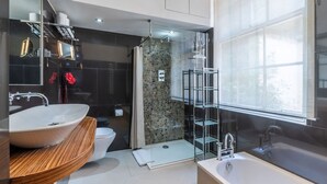 Ein modernes Badezimmer mit Waschbecken, Toilette und Duschbereich.