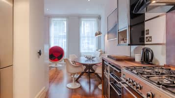 Apartment, 1 Double Bed with Sofa bed, Kitchen, City View (Fitzroy St 39B) | Private kitchen