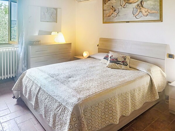 Travel cot, free WiFi