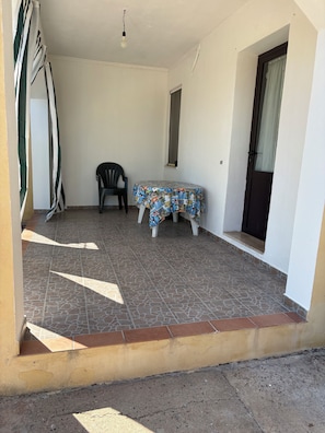 Outdoor dining - App. Wisteria, peace, and relaxation surrounded by greenery (Sardegna)