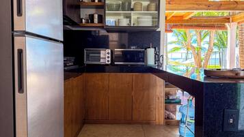 Refrigerador, microondas, horno y parrilla de estufa